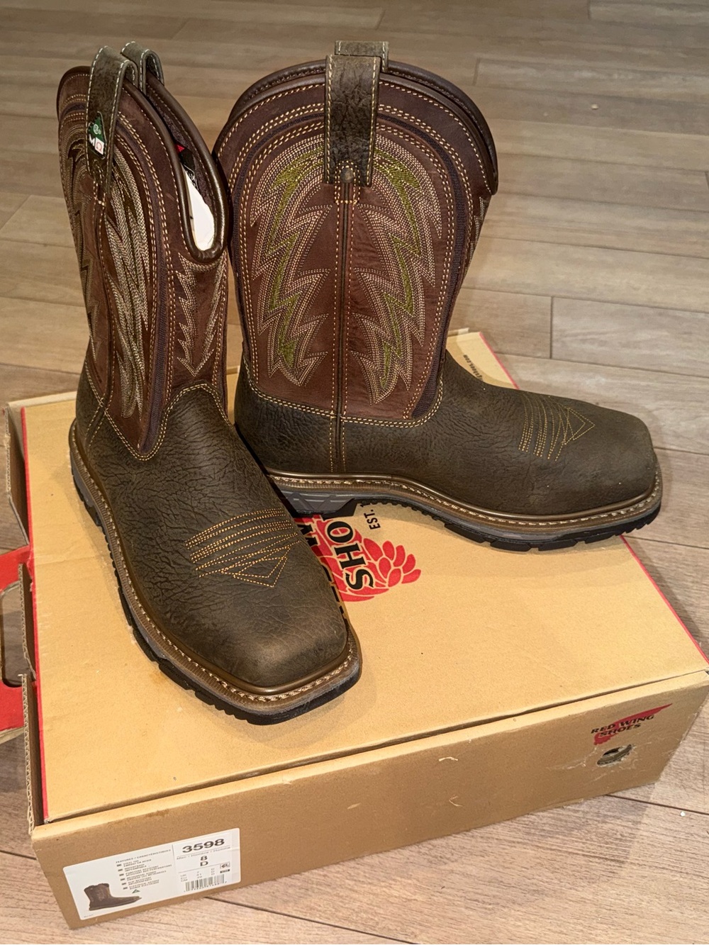 New in box Men’s size 8 Red Wing work boot